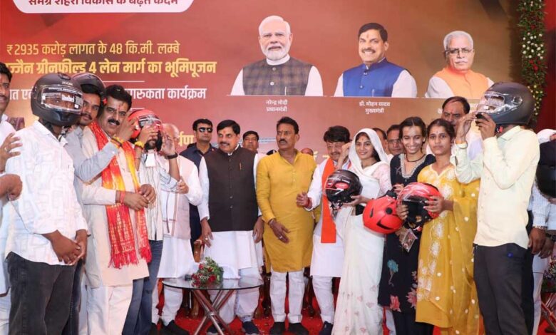 उज्जैन-सांवेर-इंदौर क्षेत्र के विकास का नया पर्याय बनेगा फोरलेन ग्रीन फील्ड कॉरीडोर : मुख्यमंत्री डॉ. यादव उज्जैन-सांवेर-इंदौर-क्षेत्र-के-विकास-का-नया-पर्याय-बनेगा-फोरलेन-ग्रीन-फील्ड-कॉरीडोर-:-मुख्यमंत्री-डॉ.-यादव