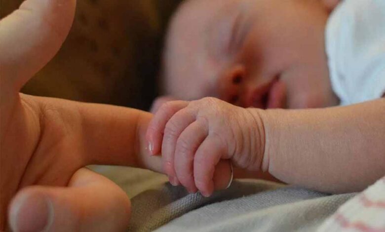 जबलपुर में बदहाल सड़क बनी काल, 2 किमी पैदल चलने के बाद गर्भवती और अजन्मे बच्चे की मौत जबलपुर-में-बदहाल-सड़क-बनी-काल,-2-किमी-पैदल-चलने-के-बाद-गर्भवती-और-अजन्मे-बच्चे-की-मौत