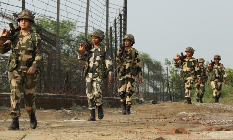 मालदा-बॉर्डर-पर-हाई-वोल्टेज-ड्रामा!-घुसपैठियों-को-रोकने-पहुंची-bsf-का-7000-लोगों-ने-घेरा-रास्ता
