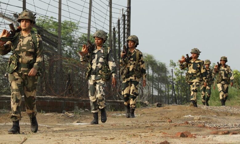 मालदा बॉर्डर पर हाई वोल्टेज ड्रामा! घुसपैठियों को रोकने पहुंची BSF का 7000 लोगों ने घेरा रास्ता मालदा-बॉर्डर-पर-हाई-वोल्टेज-ड्रामा!-घुसपैठियों-को-रोकने-पहुंची-bsf-का-7000-लोगों-ने-घेरा-रास्ता