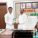 महिला-सशक्तिकरण-की-मिसाल:-उप-मुख्यमंत्री-अरुण-साव-को-भेंट-किया-गया-महिला-समूहों-का-विशेष-चावल