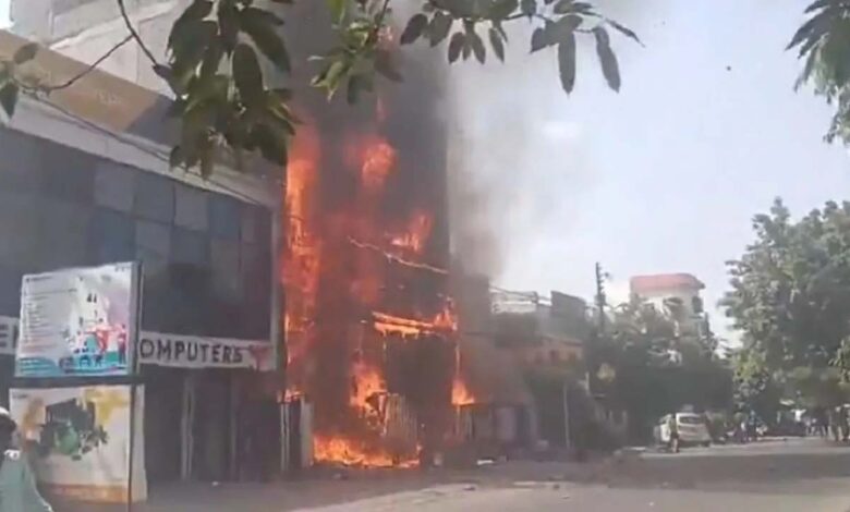 लखनऊ अग्निकांड की जांच SIT को सौंपी, सात दिन में रिपोर्ट देने का निर्देश लखनऊ-अग्निकांड-की-जांच-sit-को-सौंपी,-सात-दिन-में-रिपोर्ट-देने-का-निर्देश