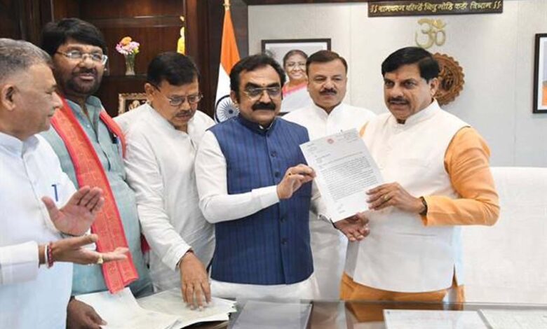 जबलपुर एयरपोर्ट का नाम वीरांगना रानी दुर्गावती के नाम पर रखने का प्रस्ताव, मंत्री राकेश सिंह ने मुख्यमंत्री को सौंपा पत्र जबलपुर-एयरपोर्ट-का-नाम-वीरांगना-रानी-दुर्गावती-के-नाम-पर-रखने-का-प्रस्ताव,-मंत्री-राकेश-सिंह-ने-मुख्यमंत्री-को-सौंपा-पत्र