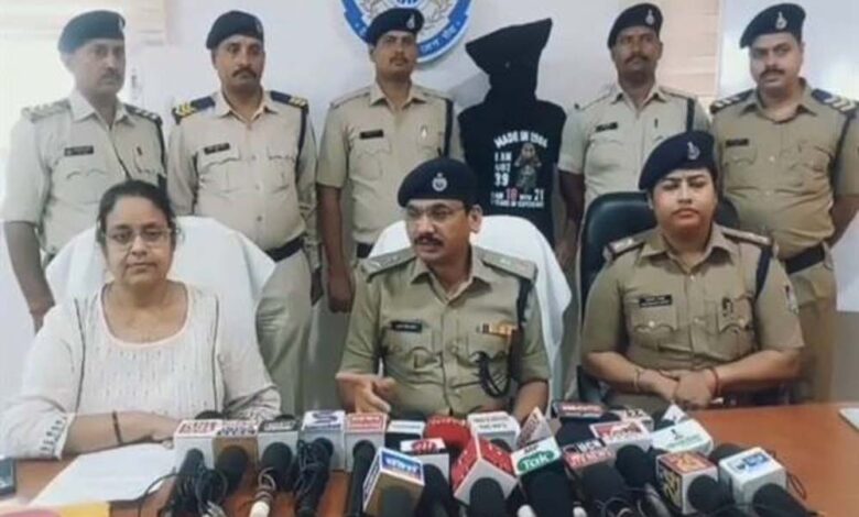 जीआरपी जबलपुर ने त्वरित कार्रवाई कर ट्रेन में चोरी गए आभूषण एवं सामान को मात्र दो घंटे में किया बरामद जीआरपी-जबलपुर-ने-त्वरित-कार्रवाई-कर-ट्रेन-में-चोरी-गए-आभूषण-एवं-सामान-को-मात्र-दो-घंटे-में-किया-बरामद