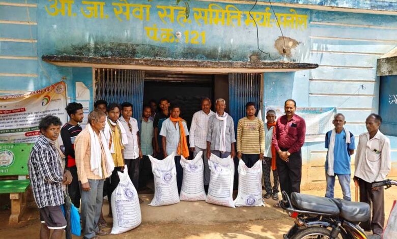 सरकार बनी किसानों की ताकत, जशपुर में रियायती दरों पर मिल रहे खाद-बीज सरकार-बनी-किसानों-की-ताकत,-जशपुर-में-रियायती-दरों-पर-मिल-रहे-खाद-बीज