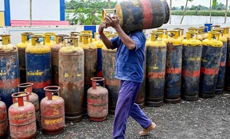 कमर्शियल-सिलिंडर-पर-केंद्र-का-बड़ा-फैसला,-गैर-घरेलू-पैक्ड-lpg-से-हटे-सभी-प्रतिबंध