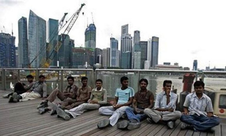 सिंगापुर-में-फंसे-सैकड़ों-भारतीय-कामगार,-कंपनियों-पर-सैलरी-और-आवास-हड़पने-के-आरोप