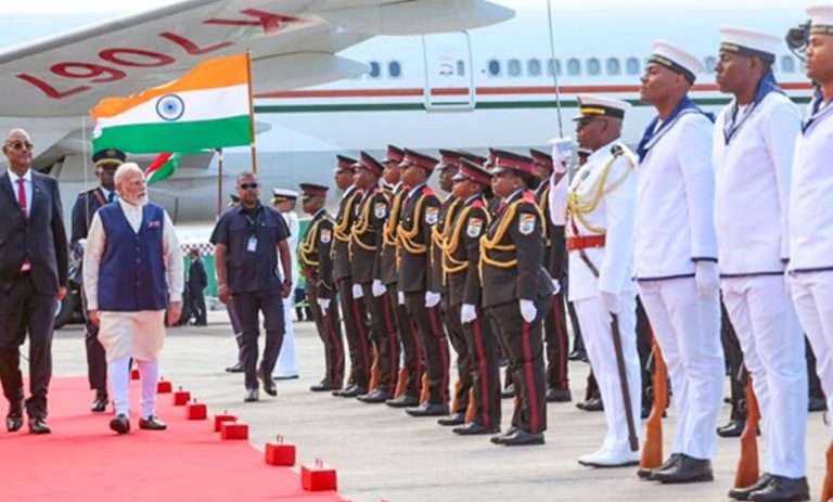 तीन-दिवसीय-दौरे-पर-सेशल्स-पहुंचे-pm-मोदी,-राष्ट्रपति-पैट्रिक-हर्मिनी-ने-किया-भव्य-स्वागत