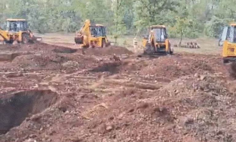 खंडवा-में-200-एकड़-जंगल-से-हटाया-अतिक्रमण,-30-jcb-और-600-कर्मचारियों-की-बड़ी-कार्रवाई