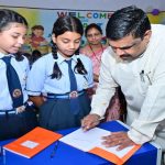 रायपुर-:-शाला-प्रवेशोत्सव:-शिक्षा-मंत्री-गजेन्द्र-यादव-ने-बच्चों-संग-बैठकर-सिखाया-पहाड़ा,-स्मार्ट-क्लास-का-किया-लोकार्पण