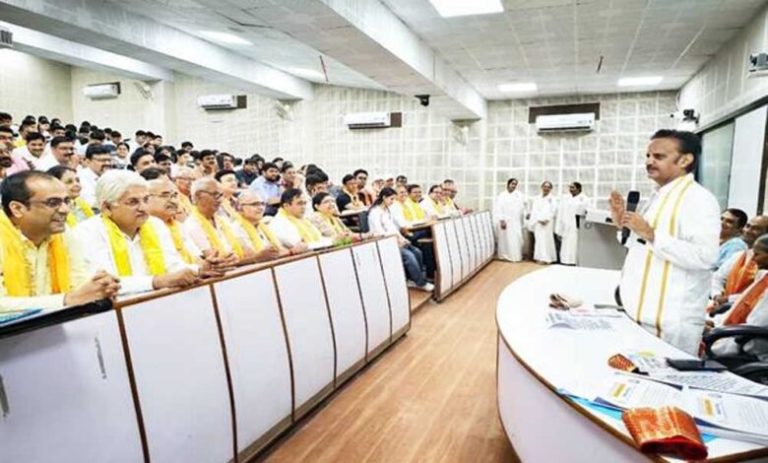 चिकित्सा-सेवा-केवल-एक-पेशा-नहीं-बल्कि-मानवता-की-सर्वोच्च-सेवा-है-:-उप-मुख्यमंत्रीशुक्ल