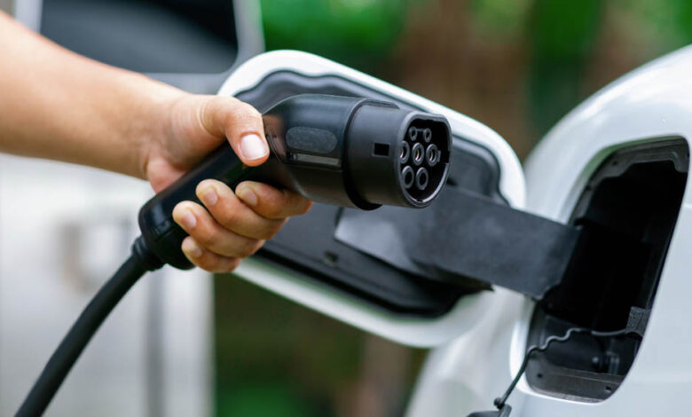 ev-charging-alert:-भारत-के-45%-घर-इलेक्ट्रिक-कार-चार्जिंग-के-लिए-अनफिट,-लापरवाही-से-लग-सकती-है-आग