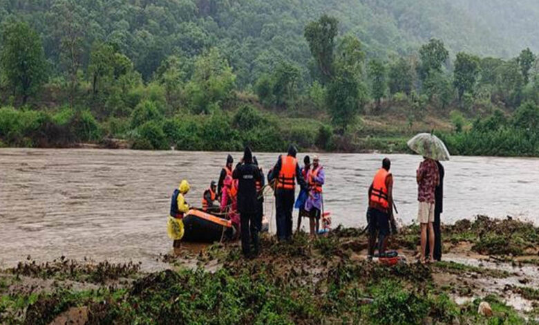 बालाघाट-में-बाढ़-में-फंसे-ग्रामीणों-के-लिए-मध्यप्रदेश-पुलिस-बनी-जीवनरक्षक