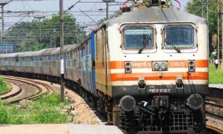 रेल-यात्रियों-को-बड़ी-राहत!-अब-खंडवा-में-भी-रुकेगी-यह-एक्सप्रेस,-नेपाल-से-महाराष्ट्र-तक-सफर-होगा-आसान