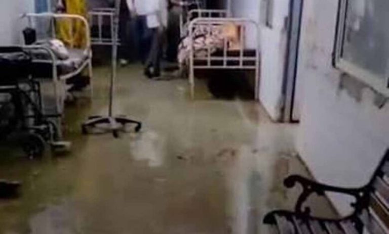भिंड-के-गोहद-सिविल-अस्पताल-में-जलभराव,-प्रसूति-वार्ड-खाली-कराना-पड़ा