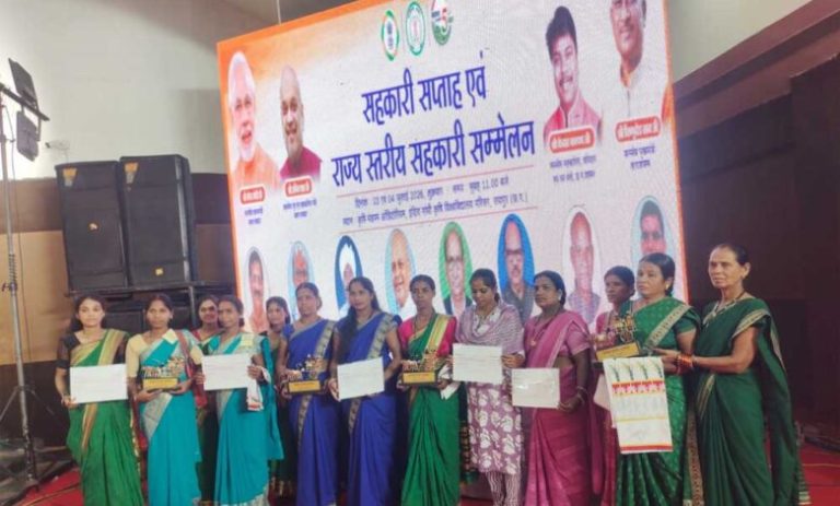 मुख्यमंत्री-विष्णुदेव-साय-ने-जशपुर-के-वन-धन-विकास-केंद्र-पंचक्की-की-महिला-स्व-सहायता-समूह-को-किया-सम्मानित