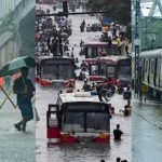 मुंबई-में-बारिश-का-कहर!-सड़कों-पर-घुटनों-तक-पानी,-रेलवे-ट्रैक-डूबे,-स्कूल-कॉलेज-बंद