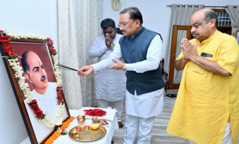 मुख्यमंत्री-विष्णुदेव-साय-ने-डॉ.-श्यामा-प्रसाद-मुखर्जी-की-125वीं-जयंती-पर-उन्हें-किया-नमन