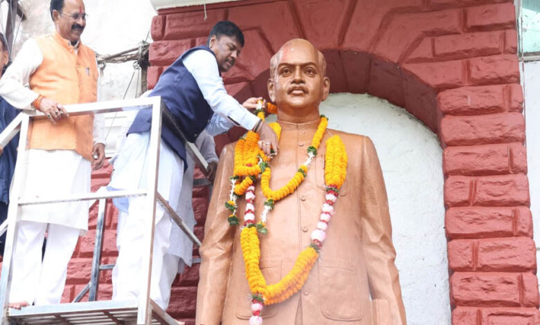 डॉ.-श्यामा-प्रसाद-मुखर्जी-की-जयंती-पर-वन-मंत्री-कश्यप-ने-अर्पित-की-पुष्पांजलि