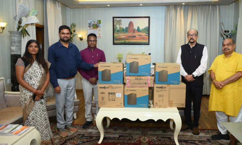 स्वेच्छानुदान-मद-से-सुदूर-वनांचल-स्थित-स्वामी-आत्मानंद-स्कूल,-मांझीगुडा-को-10-कंप्यूटर-प्रदत्त
