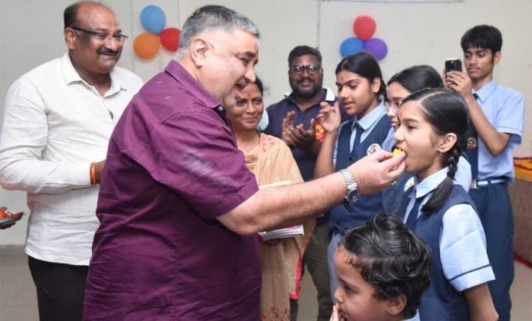 बेटियों-के-सपनों-को-मिली-नई-उड़ान,-शाला-प्रवेश-उत्सव-में-शामिल-हुए-पर्यटन-एवं-संस्कृति-मंत्री-राजेश-अग्रवाल