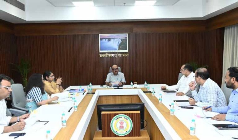 cg-के-मुख्य-सचिव-ने-pm-आवास-2.0-टास्क-फोर्स-की-बैठक-ली,-पात्र-आवासहीनों-को-जल्द-पक्का-घर-देने-के-निर्देश