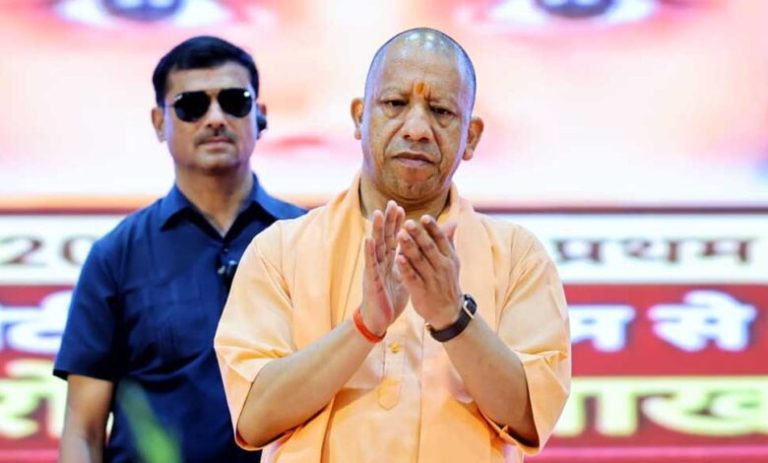 सीएम-योगी-ने-चित्रकूट-में-योजनाओं-के-लाभार्थियों-को-वितरित-किए-चेक