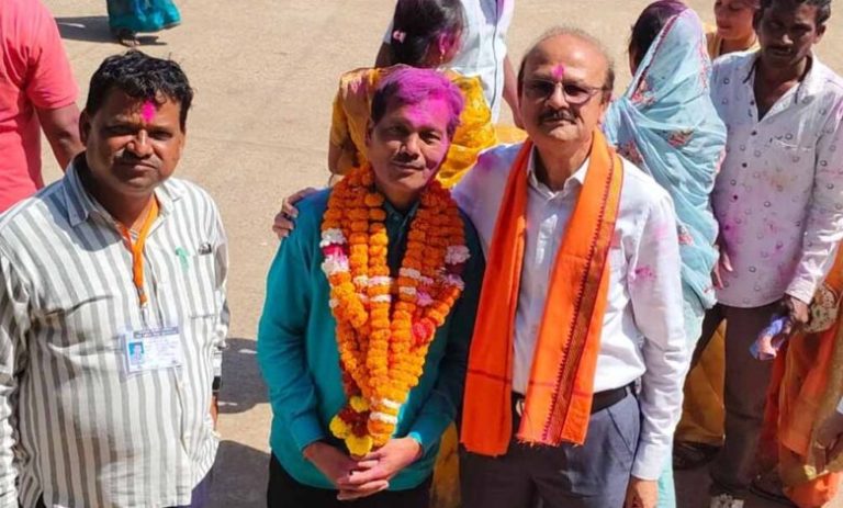 ‘जिसे-कभी-देखा-नहीं,-उसने-मुझे-पिता-बना-लिया’,-राजनांदगांव-में-एक-वोट-से-जीते-पार्षद-पर-नया-विवाद