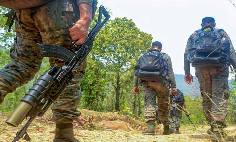 बस्तर-में-सुरक्षाबलों-की-बड़ी-कार्रवाई,-माओवादी-कैंप-ध्वस्त,-हथियार-और-विस्फोटक-बरामद