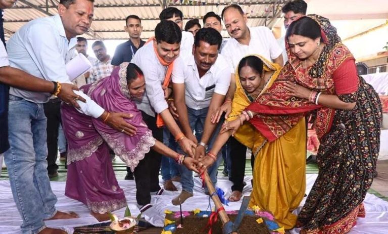 गांवों-में-खेल-और-बाल-विकास-की-बुनियादी-सुविधाओं-का-विस्तार-सरकार-की-प्राथमिकता-राजस्व-मंत्री-टंकराम-वर्मा