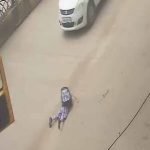 cg-news:-चलती-स्कूल-वैन-का-गेट-खुला,-सड़क-पर-गिरा-मासूम;-बड़ा-हादसा-टला
