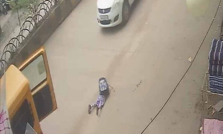 cg-news:-चलती-स्कूल-वैन-का-गेट-खुला,-सड़क-पर-गिरा-मासूम;-बड़ा-हादसा-टला