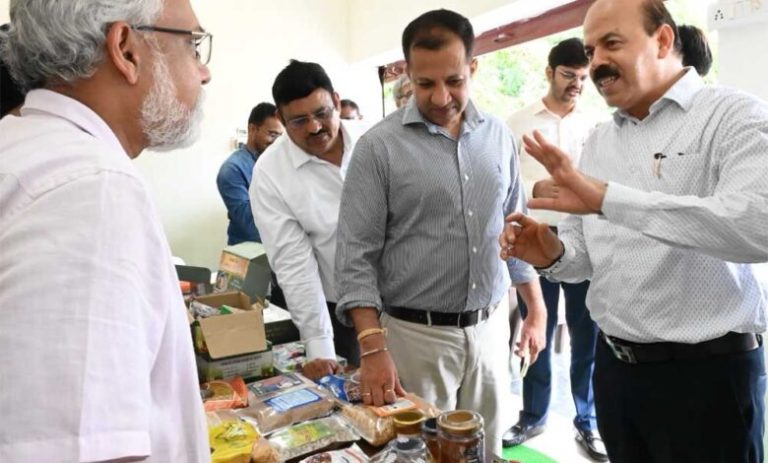 कृषि-उत्पादन-आयुक्त-परदेशी-ने-किया-कृषि-विश्वविद्यालय-का-दौरा