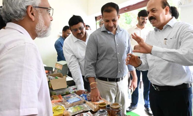 कृषि-उत्पादन-आयुक्त-परदेशी-ने-किया-कृषि-विश्वविद्यालय-का-दौरा