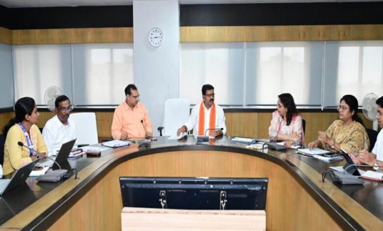 रायपुर-:-छत्तीसगढ़-में-एआई-(ai)-तकनीक-से-होगा-पीएमजीएसवाई-सड़कों-का-निरीक्षण-उप-मुख्यमंत्री-विजय-शर्मा-का-बड़ा-फैसला