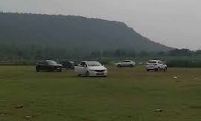 सूरजपुर-के-पर्यटन-स्थल-पर-कार-से-खतरनाक-स्टंट,-युवकों-का-वीडियो-चर्चा-में