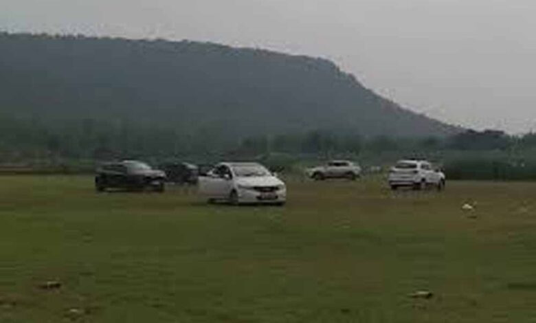 सूरजपुर-के-पर्यटन-स्थल-पर-कार-से-खतरनाक-स्टंट,-युवकों-का-वीडियो-चर्चा-में